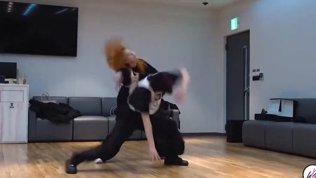 Hyunjin x Yeji Play With Fire dance practice behind смотреть онлайн