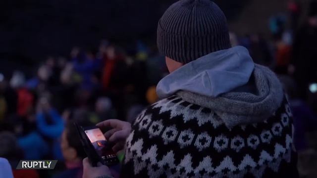 Спавший 6 тыс. лет вулкан выбрасывает фонтаны лавы в Исландии