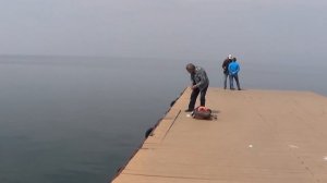 Владивосток.Ловля корюшки с пирса 03.05.2015 год