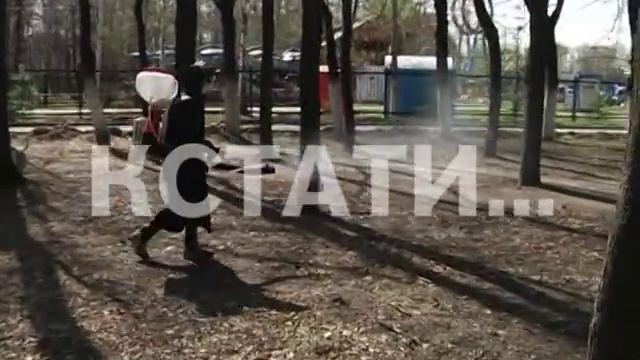 Люди в химзащите и с распылителями в руках высадились сегодня в нижегородских парках смотреть онлайн