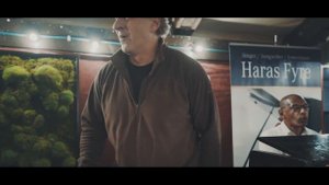 Прохожий остановился у пианино и очень красиво спел!