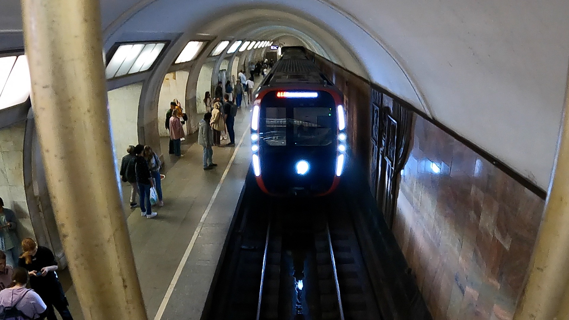 Смотрим сверху на поезда метро / Поезд выезжает из тоннеля и заезжает в тоннель