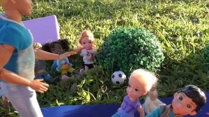 Simon says... game ! Elsa & Anna toddlers - Barbie dolls - fun activities #elsa #anna #games