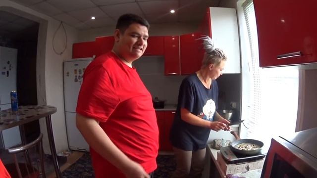 Моя девушка Алёна готовит мне обед смотреть онлайн