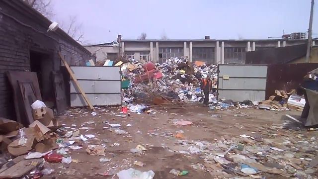 Перевалочный пункт городского мусора в центре города смотреть онлайн