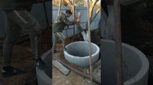 Монтаж ж/б колец диаметр 1200мм ручной лебедкой