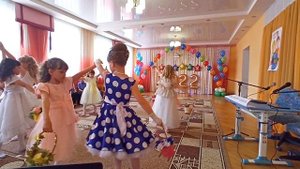 Нежный танец девочек на Выпускной в д/с