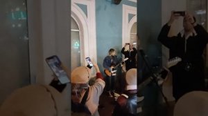 Уличный музыкант Санкт-Петербург. Глеб Королёв, Майкл на подтанцовке. Октябрь 2022 Невский проспект