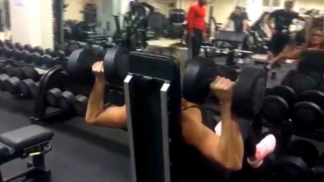 жим гантелей сидя по 22 кг в каждой (профессиональная техника) смотреть онлайн