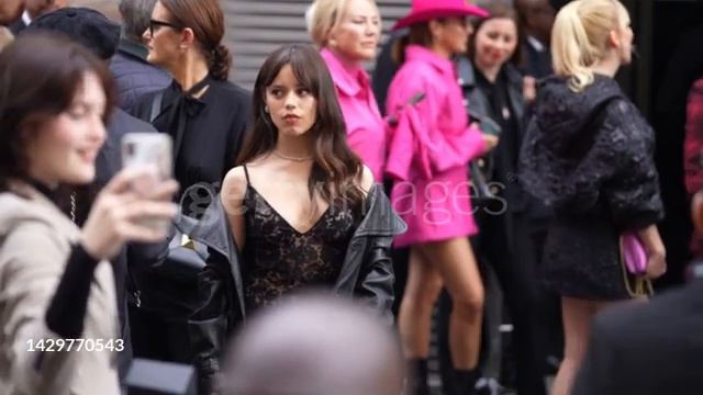 Дженна Ортега в Париже. смотреть онлайн