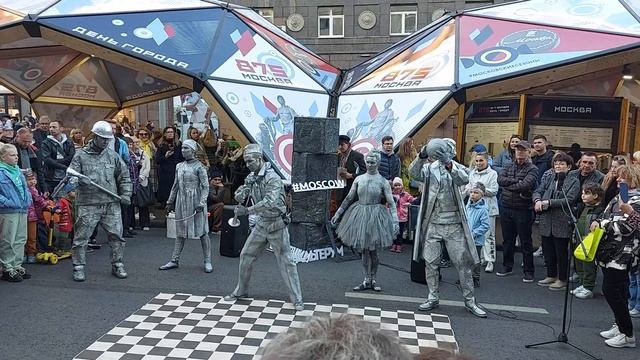 Крутой танец. Ожившие статуи. Москва. День города. 10.09.22