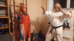 Этот удар ногой сделал чемпионами киокушинкай карате Н. Цукамото и А. Ерёменко.