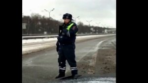 Гаишник не пропускает скорую помощь!