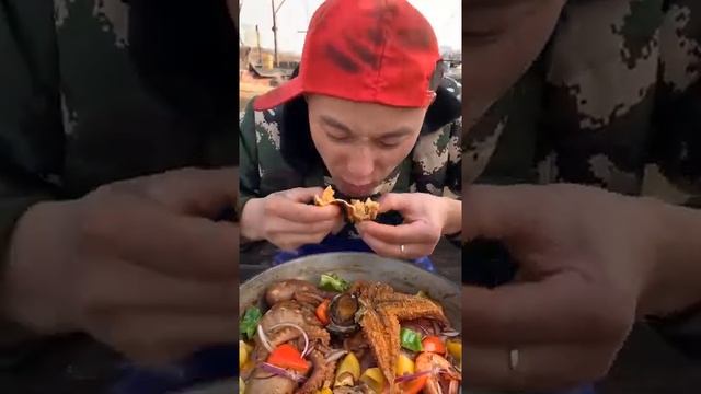 Вкусно ест морепродукты смотреть онлайн