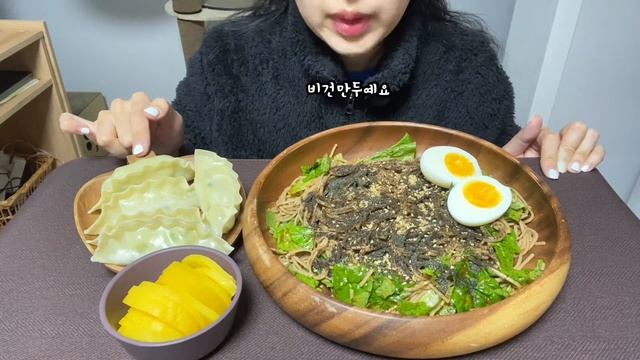 MULTISUB) [먹방 VLOG] 기쁘다 생일 주간 오셨네 ? / 이마트 트레이더스 털기/ W스타일 도넛/ 편의점 간식/ 들기름막국수+만두/ 신상 아이스크림