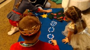 Дедушка мороз и Снегурочка пришли в гости к Маше.