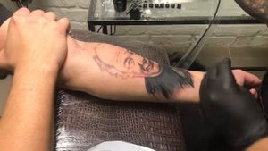 Процесс нанесения татуировки. Портрет Евгения Леонова.