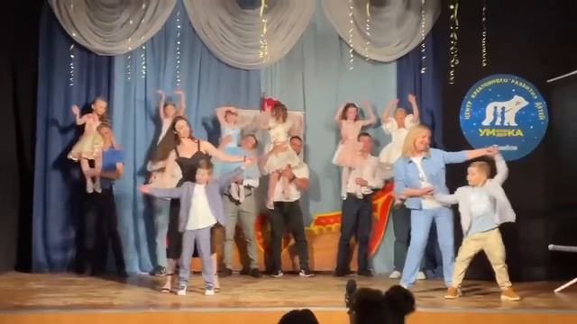 Танец пап с дочерями и мам с сыновьями на выпускном 2022