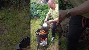 рецепт картошки с мясом и овощами в казане на костре.