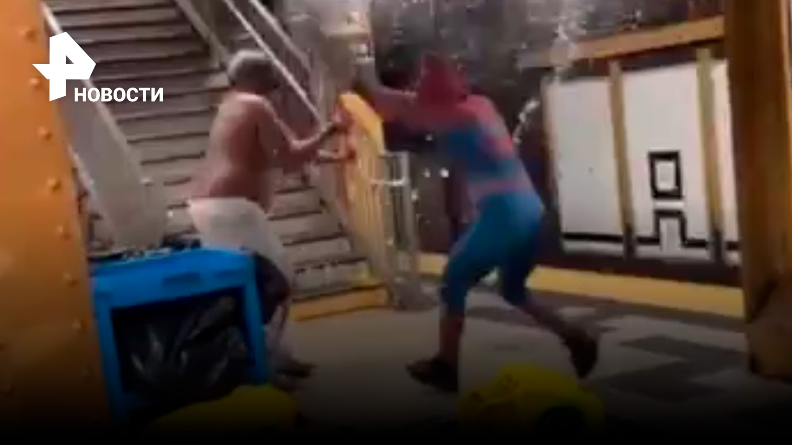 Безумие в метро Нью-Йорка: Человек-Паук ловит воришку / РЕН Новости