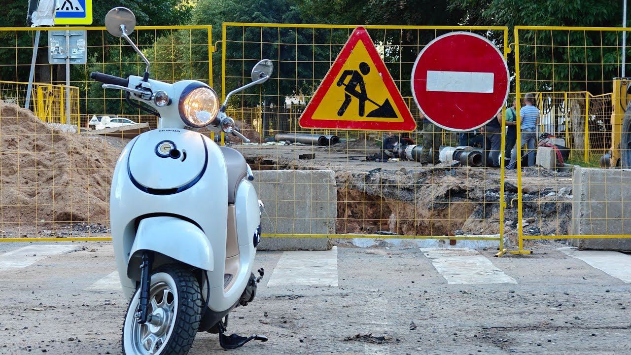 На скутере катаем по трассе смотреть онлайн