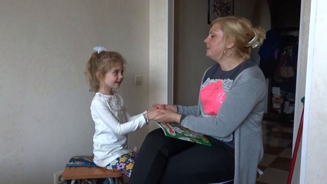 Хорошо быть девушкой в розовом пальто смотреть онлайн