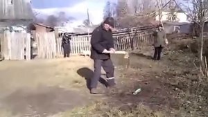 Разрубить балон монтажнуой пены топором   www stroyshop40 ru