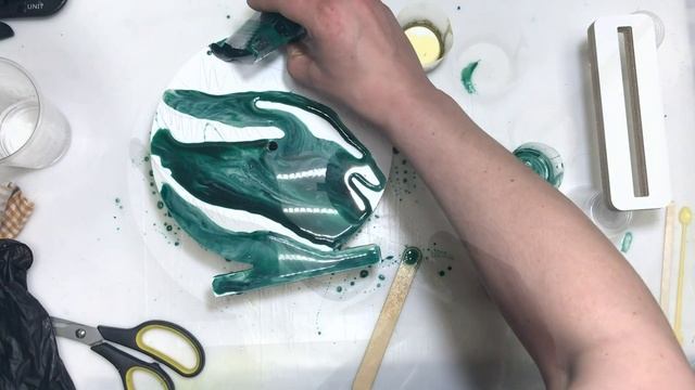 Изумрудные часы с декором и эпоксидной смолой..
