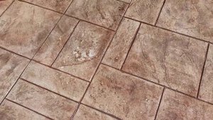 Косяки на печатном бетоне исправлены лаком порядок