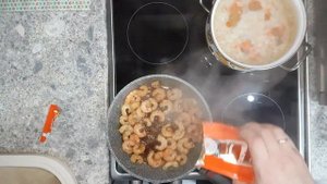 Суп с креветками и сыром