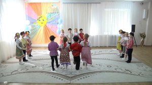 Хороводная игра - "Давайте играть, плетень заплетать!"