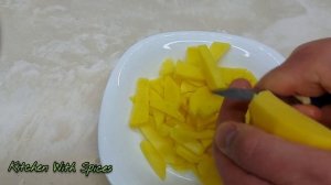 жареная картошка с грибами на сковороде