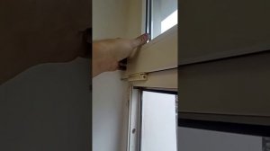 Перевернул створку чтобы было удобно открывать окно Установка фрамужных ножниц SEVMEX верхнеподвесн