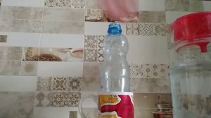 Лайфхак: как налить воду с графина в кривую бутылку!