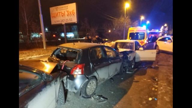 В Екатеринбурге столкнулось три автомобиля на Блюхеровском мосту смотреть онлайн