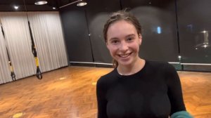 КРАСОТКА ШЛЕПНУЛА ПО ПОПЕ
