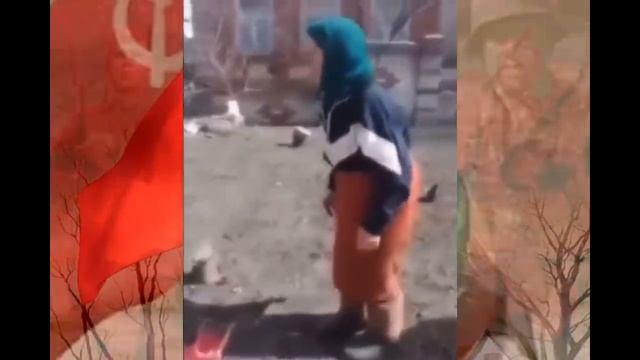 россия война бабушка. бабушка с флагом на украине. украинская бабушка с советским флагом. бабка с советским флагом. бабушка и украинские солдаты.