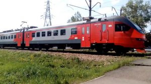 Электропоезд ЭП3Д-0069 сообщением Красноярск-Заозёрный делает остановку на станции Студенческая.