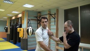 Освобождение от захвата за одежду.