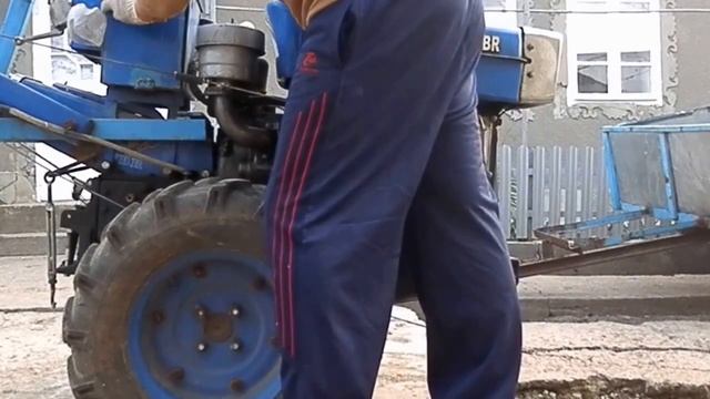 Мотоблок ЗУБР 15 лс с мотором 1100, первыи пуск после зимовке, Замена масло ( видео оригинал) смотреть онлайн