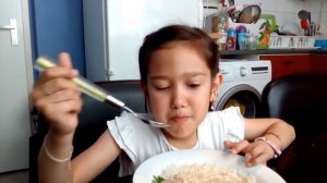 Reika  si anak bule suka juga nih lalab kanikir