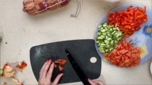 Легкий салат кучками, с ветчиной, овощами и морковкой по-корейски.