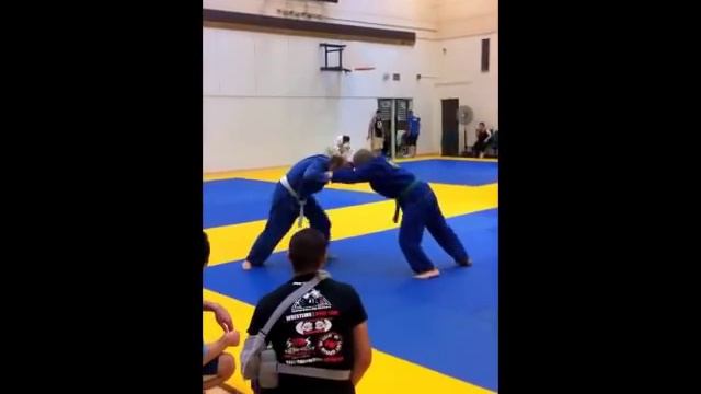 Knee Breaker.wmv смотреть онлайн