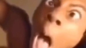 Мужик в наушниках кричит шаблон