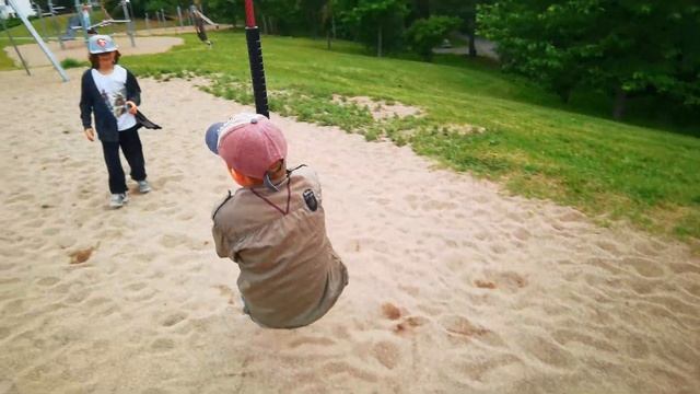 А ВАМ СЛАБО ? КАТАЕМ МАМУ НА КАЧЕЛЯХ смотреть онлайн