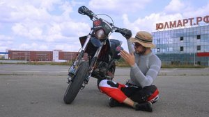 Почему мотоцикл распрямляется при торможении в повороте?