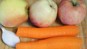 Сок из яблок и моркови