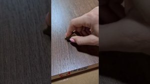 Как устранить царапины с межкомнатных дверей с помощью воскового карандаша