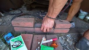 Клею заплатки на внутреннюю часть шины )