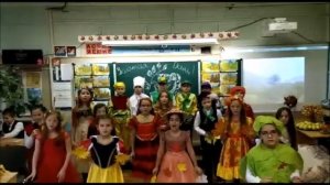 Осень постучалась к нам золотым дождём.